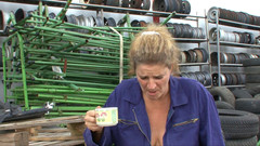 King Of Amateur: Milfka zezadu od Mechanika ve službě