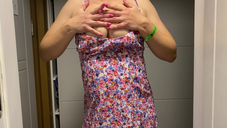 Risky Hairy Couple: 性感的天然奶子和毛茸茸的阴户的裙装戏弄