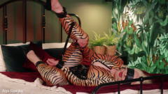 Arya Grander: Submisivní MILFka ve spandexu