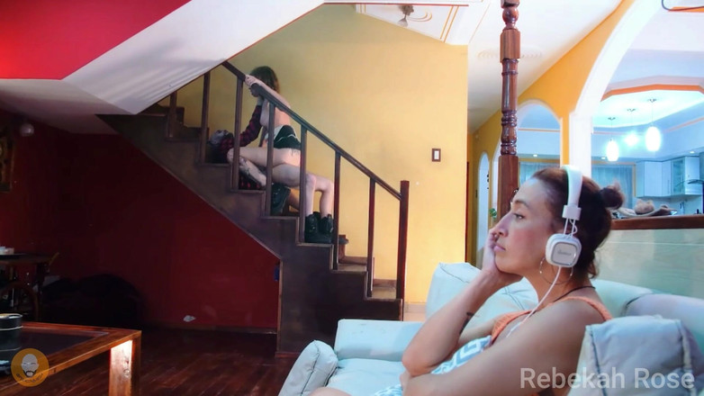 Pelaconbarba: Zatímco moje žena sleduje televizi, sleduje svou sestru po schodech.