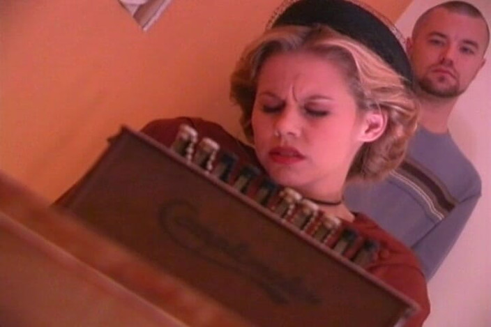 THAGSON RETRO: 金发女郎的阴户被吞噬然后被深深地抽插