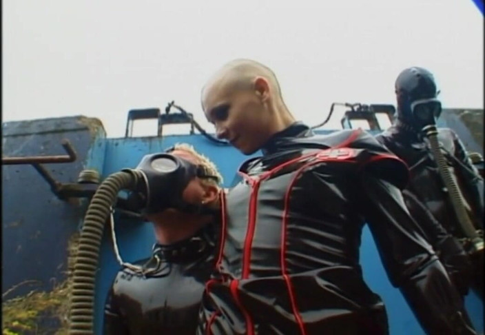 Absolute BDSM films - The original: 支配的なガスマスクマン