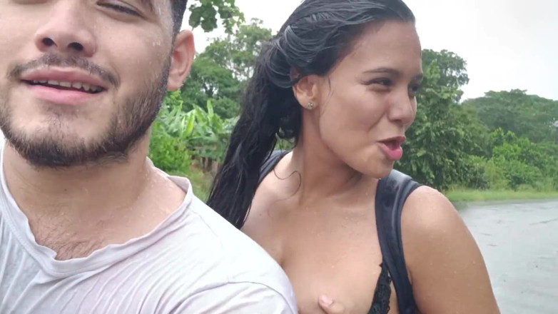 EMY_AND_JONH: 在路上展示我的奶子并给我的司机口交