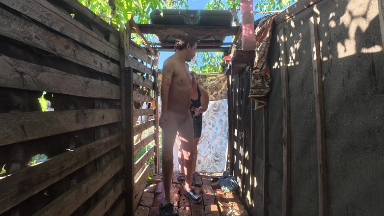 SchoolPrincess: Outdoor Shower Couple