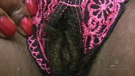 Behaarte und schwarze Schokolade wechselt ihre dessous