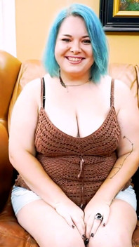Dixie Peituda curvilínea tatuada morena coed Sloopy garganta profunda engolindo porra!