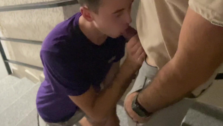 Nick Lewis: Menghisap Jantan Hung di Tangga