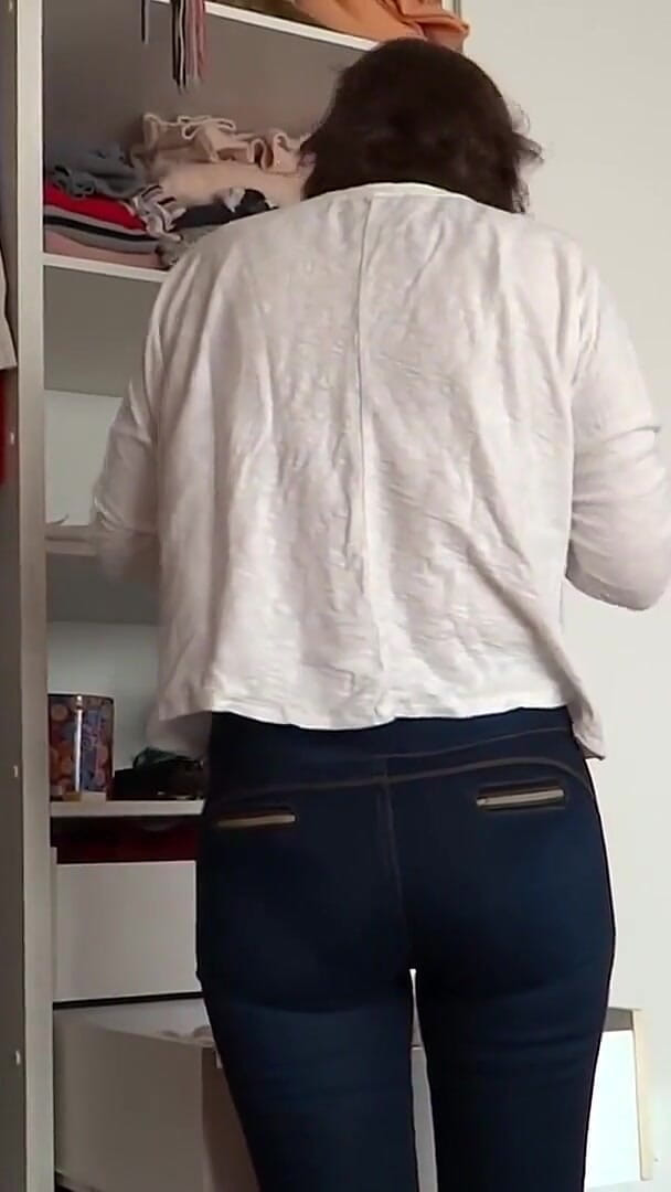 After Urinating, the Stepmother Puts on Very Tight Jeans, Revealing Her Panties (Ardientes 69)