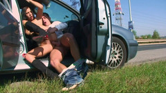 DARVASEX: Venkovní sexuální scéna -1 hezká chlupatá brunetka šuká uvnitř auta a venku