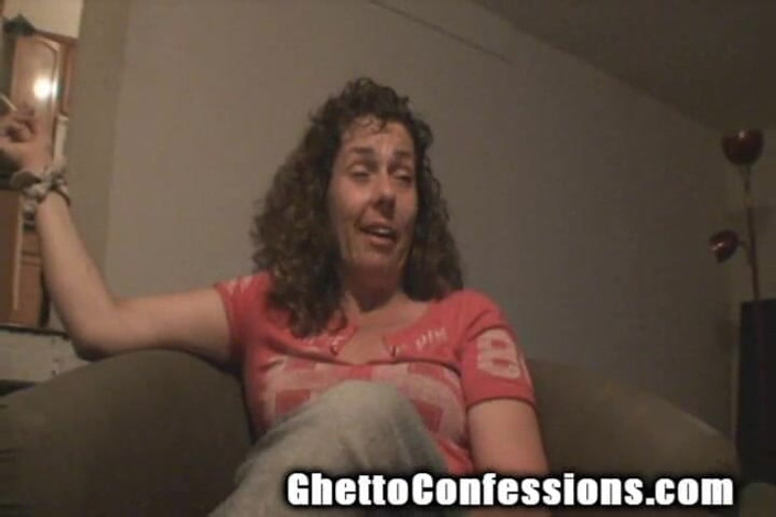 Ghetto Confessions: अश्लील खुश वेश्या बूढ़ी मेंस दूर फेंकती है हम सभी के लिए लंड चूसती है!