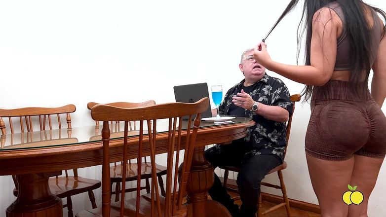 limonproducciones7: 夫は私にマッサージ師を雇い、私の顔にハッピーエンドで終わりました。