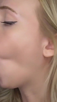 Blonde huisvrouw zuigt graag aan grote pikken totdat ze op haar gezicht klaarkomen - Marissa Sweet