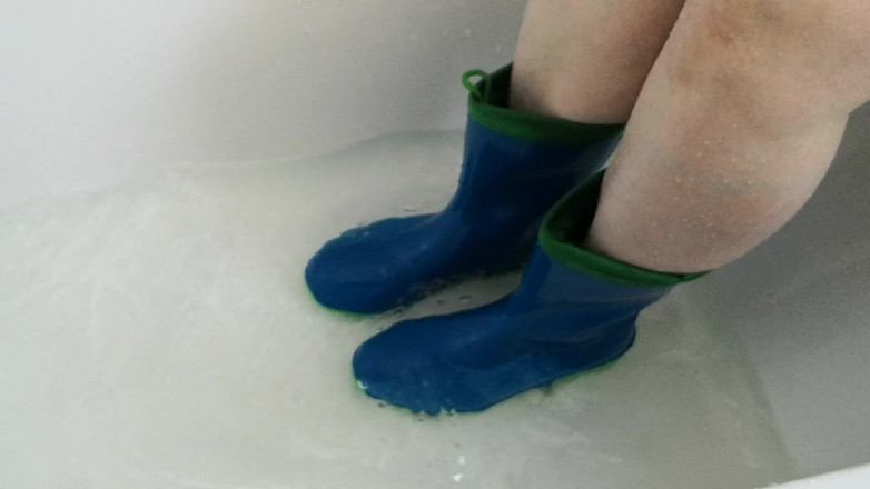 Bouncy Tits Action: Rubberboots in bathtube
