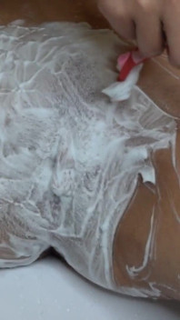 Potongan rambut intim lepas landas! Memek berbulu muncrat bareng tukang cukur jembut dan pisau cukur! Close-up!