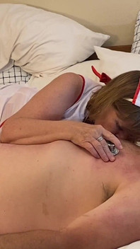 Jururawat nenek memberikan terapi blowjob yang hebat
