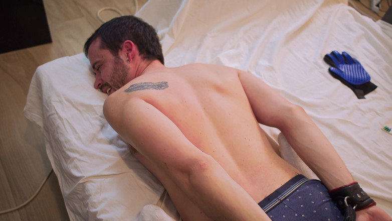 PSM Tickling Network: Il déteste se faire chatouiller les pieds !
