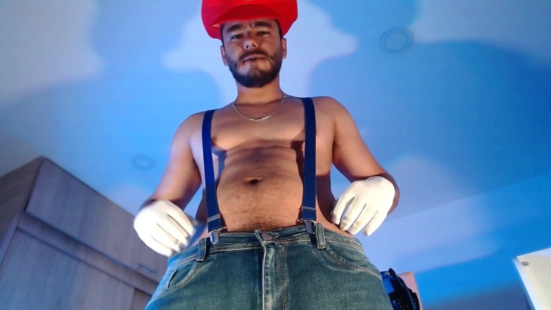 Tommhot: Klädd som Mario Bros leker med sitt rörmokare verktyg