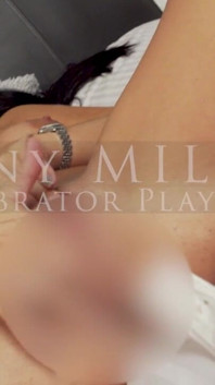 Milf arrapata sal dita e orgasmi con vibratore rosso!