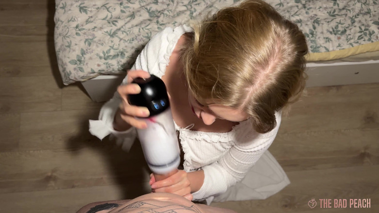 Ashby Winter: Qual é melhor? A boca dela ou um brinquedo?