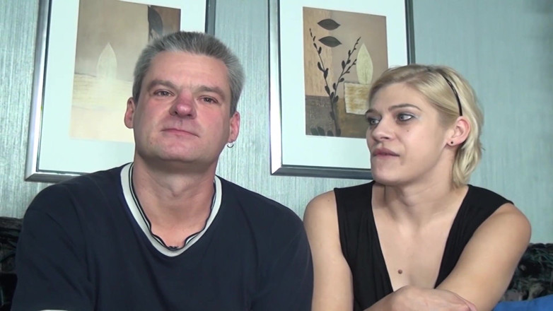 Deutscher hardcore: Ateşli Alman genç kız biseksüel adamlarla üçlü seks yapıyor