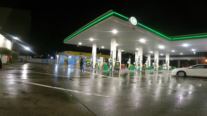 Muscle sissy slut Jessica: Sissy Svalová děvka Vystavena Venku nachytána při výstřiku