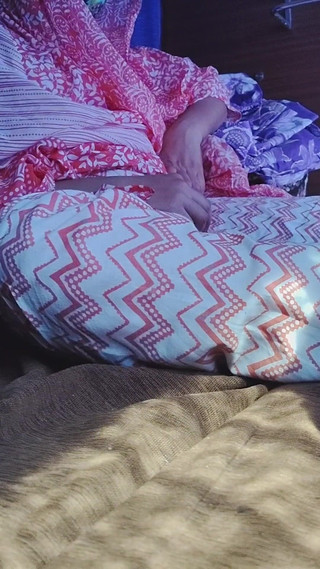 Khushboobhabi: Девушка достала пластиковый пенис из ее сумки