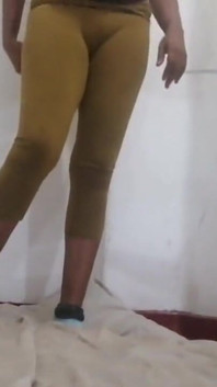 Sexy ohýbání nevlastní mámy s velkým zadkem na dno