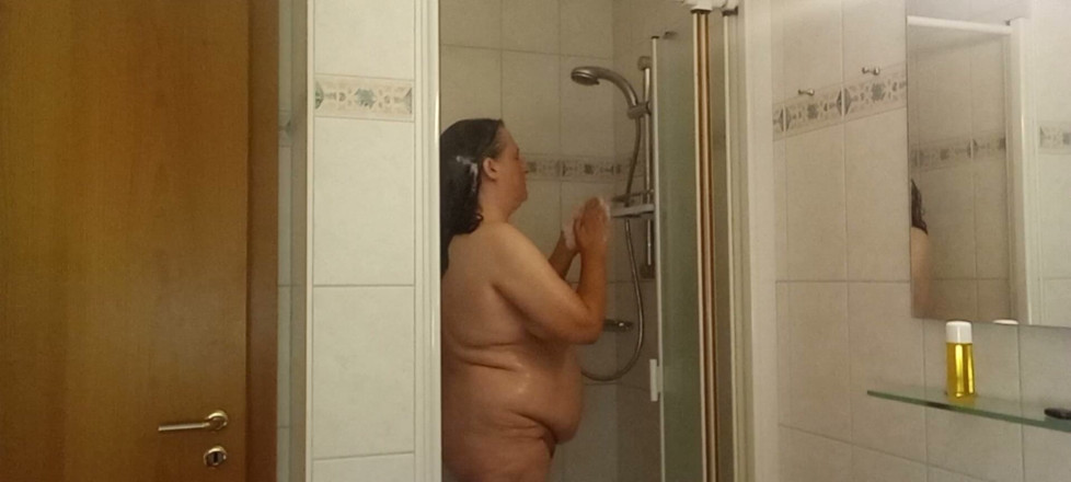 SchwarzeGraefin: Donna matura con seni piccoli e sedere grande sotto la...