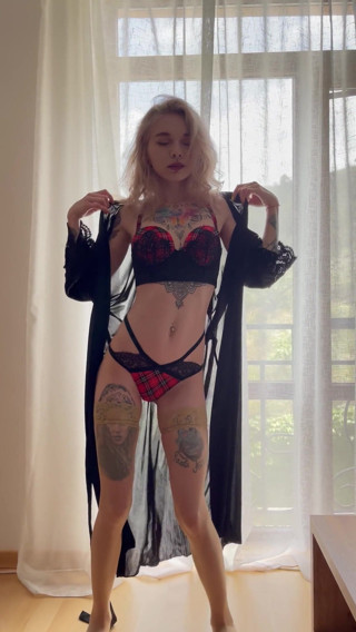 Karneli Bandi: Sexy striptease dance from hot beauty