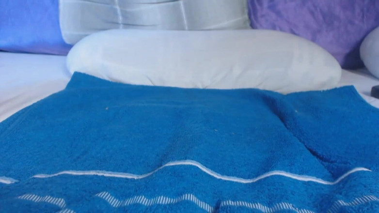 Risky Hairy Couple: Aku lagi asik muasin memekku pakai video streaming selama 1 jam