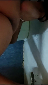 Mira cómo mi hermanastra está meando de su coño
