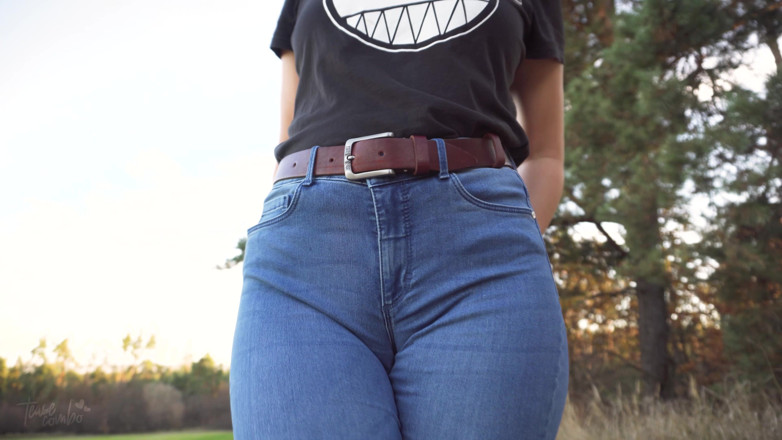Teasecombo 4K: Adik tiri mengusik pepek cameltoe dalam seluar jeans biru di...