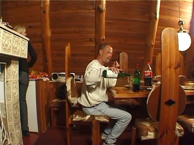 Lucky Cooch: Шлюховатая блондинка отсасывает член и делает красивую сиську