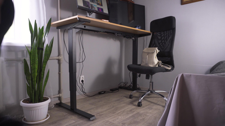 Teasecombo 4K: Sekretarka pracuje w zerżnięta spodniach