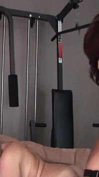 Futai lesbian cu strapon dur în sala de sport fete de top