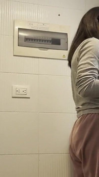 Me encanta oler las bragas de mi madrastra mientras está en casa