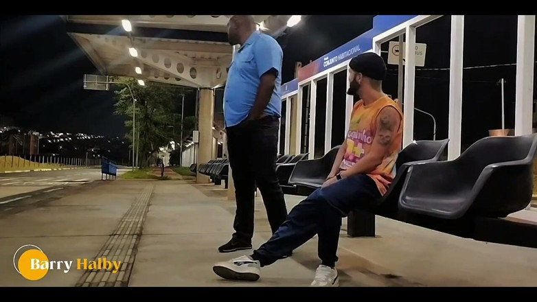 barryhlaby: Kouřila jsem řidiče ptáka při čekání na autobus.