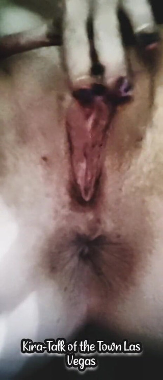 X_Asphxyia_X: Jugando con mi lindo coño en el trabajo