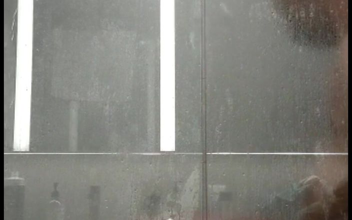 Twoblokes: シャワーを浴びるクマとデカチン