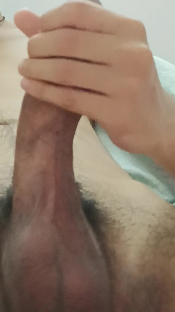 slayboy69: 热辣的男孩控制他的大鸡巴和大球，并在高潮后射精