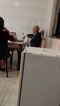 Sekreter götüne tokat atmasına ve dölleme ile anal penetrasyona şaşırıyor