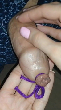 31 minuti con un prepuzio legato! Poi un sacco di liquido preseminaco e una splendida sborrata