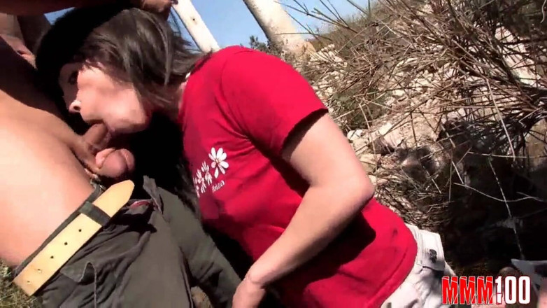 MMM100: Pequeña joven española con muslo follando al aire libre