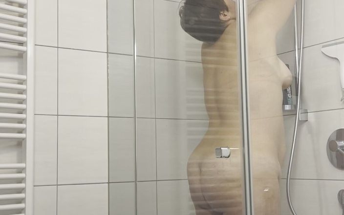 SimplySophie: 독일 비 샤워와 전신과 얼굴 표시