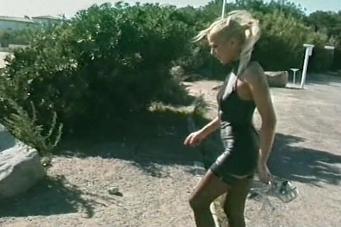 Videos Francaises: MILF Perancis sempurna dikongkek dubur di pantai