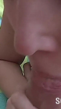 Une bombasse de plage suce une bite bien dure et sexy sur la plage
