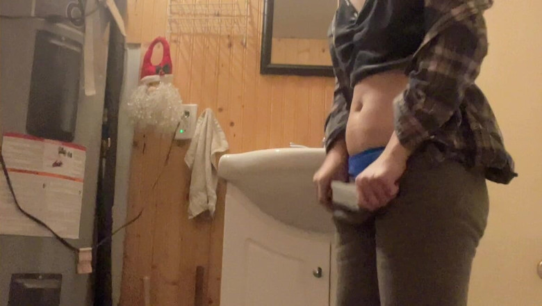 sweethanajapanese: Hana在浴室里用杯水清洁她的阴户