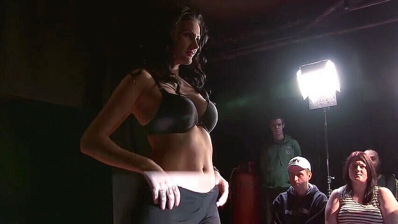 Dark Alley Orgy: Brunette disetubuhi dengan keras di depan umum