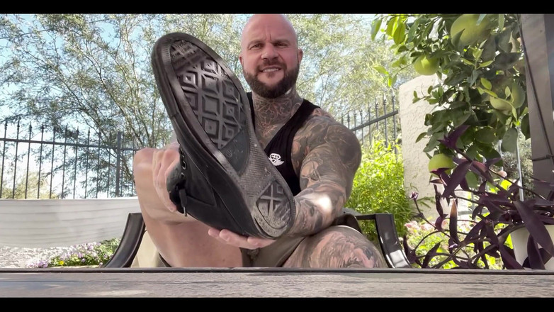 Jasons feet: Baru saja kembali dari gym dan aku duduk di halaman...