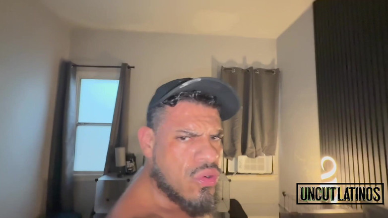 Uncut Latinos: 巨大的鸡巴 xxl 巨大的阿尔法混蛋鸡巴无鞍肌肉生！未删减的拉丁裔